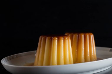 Creme brulee. Geleneksel Fransız ve İtalyan vanilya krem tatlı karamelize şeker. Lezzetli, tatlı, lezzetli yemek. Kopya alanı.