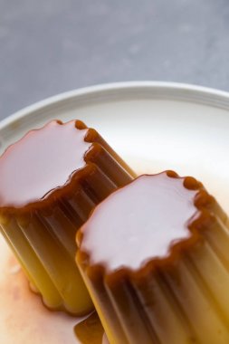 Creme brulee. Geleneksel Fransız ve İtalyan vanilya krem tatlı karamelize şeker. Lezzetli, tatlı, lezzetli yemek. Kopya alanı.