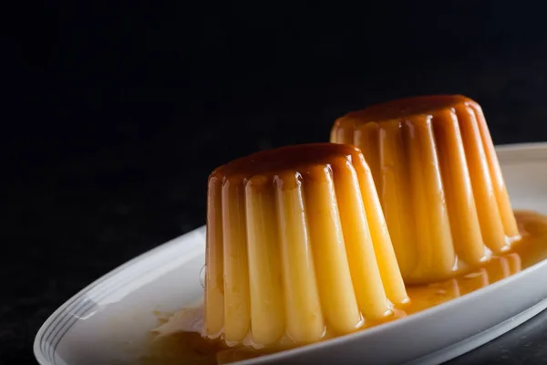 Creme brulee. Tradiční francouzské a italské vanilkové smetanový dezert s karamelizovaným cukrem. Chutné, sladké, chutné jídlo. Kopírovat prostor. — Stock fotografie