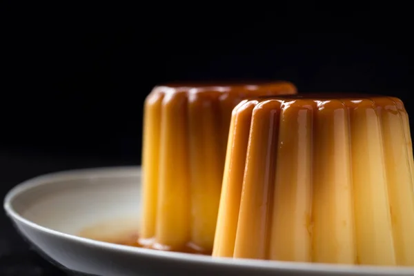 Creme brulee. Dolce alla vaniglia tradizionale francese e italiana con zucchero caramellato. Delizioso, dolce, gustoso piatto. Copia spazio . — Foto Stock