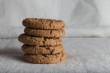 İle ışık Tekstil zemin üzerine Çikolata parçalı kurabiye kazık. Kahvaltı, Kahvaltı ve öğle yemeği için lezzetli sabah aperatifler. Apetisant, sağlıklı, tatlı, scrummy ve fast food
