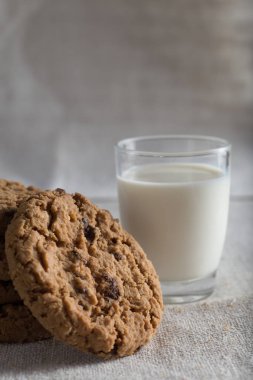 İle ışık Tekstil zemin üzerine Çikolata parçalı kurabiye kazık. Kahvaltı, Kahvaltı ve öğle yemeği için lezzetli sabah aperatifler. Apetisant, sağlıklı, tatlı, scrummy ve fast food