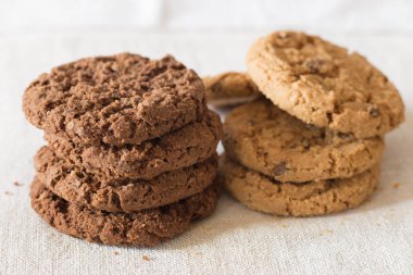 İle ışık Tekstil zemin üzerine Çikolata parçalı kurabiye kazık. Kahvaltı, Kahvaltı ve öğle yemeği için lezzetli sabah aperatifler. Apetisant, sağlıklı, tatlı, scrummy ve fast food