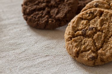 İle ışık Tekstil zemin üzerine Çikolata parçalı kurabiye kazık. Kahvaltı, Kahvaltı ve öğle yemeği için lezzetli sabah aperatifler. Apetisant, sağlıklı, tatlı, scrummy ve fast food