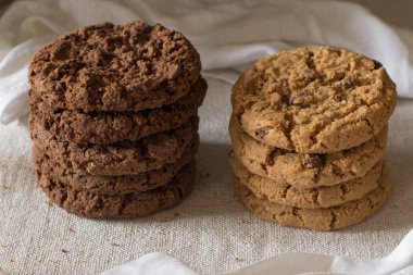 İle ışık Tekstil zemin üzerine Çikolata parçalı kurabiye kazık. Kahvaltı, Kahvaltı ve öğle yemeği için lezzetli sabah aperatifler. Apetisant, sağlıklı, tatlı, scrummy ve fast food