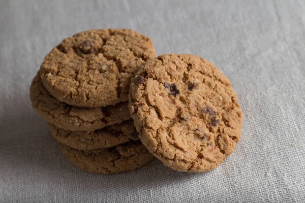 İle ışık Tekstil zemin üzerine Çikolata parçalı kurabiye kazık. Kahvaltı, Kahvaltı ve öğle yemeği için lezzetli sabah aperatifler. Apetisant, sağlıklı, tatlı, scrummy ve fast food