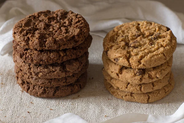 İle ışık Tekstil zemin üzerine Çikolata parçalı kurabiye kazık. Kahvaltı, Kahvaltı ve öğle yemeği için lezzetli sabah aperatifler. Apetisant, sağlıklı, tatlı, scrummy ve fast food
