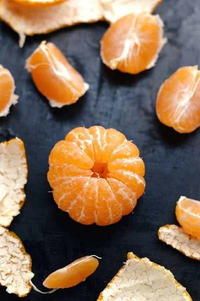 Mandalina kabukları karanlık bir tablo ile Cantels