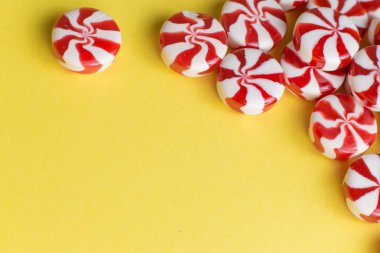 Şeker renkli sarı parlak arka plan üzerinde kopya alanı üstten görünüm ile karıştırın.