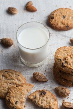 Çikolatalı ve ışık Tekstil zemin üzerine Badem Çerezler kazık. Kahvaltı, Kahvaltı ve öğle yemeği için lezzetli sabah aperatifler. Apetisant, sağlıklı ve fast food
