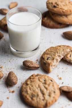 Çikolatalı ve ışık Tekstil zemin üzerine Badem Çerezler kazık. Kahvaltı, Kahvaltı ve öğle yemeği için lezzetli sabah aperatifler. Apetisant, sağlıklı ve fast food