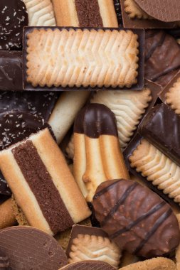 Siyah arka plan üzerine çeşitli kurabiyeler. Kahvaltı, Kahvaltı ve öğle yemeği için lezzetli sabah aperatifler. Apetisant, tatlı ve fast food