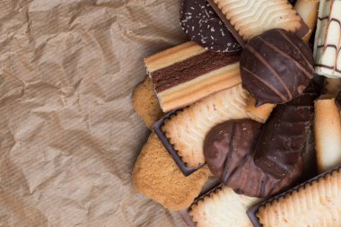 Siyah arka plan üzerine çeşitli kurabiyeler. Kahvaltı, Kahvaltı ve öğle yemeği için lezzetli sabah aperatifler. Apetisant, tatlı ve fast food