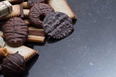 Siyah arka plan üzerine çeşitli kurabiyeler. Kahvaltı, Kahvaltı ve öğle yemeği için lezzetli sabah aperatifler. Apetisant, tatlı ve fast food