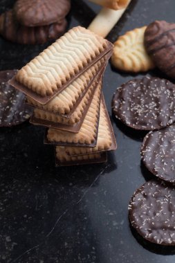 Siyah arka plan üzerine çeşitli kurabiyeler. Kahvaltı, Kahvaltı ve öğle yemeği için lezzetli sabah aperatifler. Apetisant, tatlı ve fast food