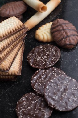 Siyah arka plan üzerine çeşitli kurabiyeler. Kahvaltı, Kahvaltı ve öğle yemeği için lezzetli sabah aperatifler. Apetisant, tatlı ve fast food