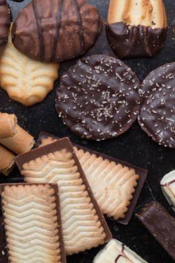 Siyah arka plan üzerine çeşitli kurabiyeler. Kahvaltı, Kahvaltı ve öğle yemeği için lezzetli sabah aperatifler. Apetisant, tatlı ve fast food