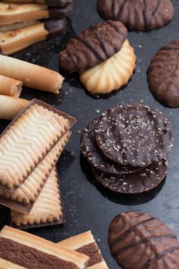 Siyah arka plan üzerine çeşitli kurabiyeler. Kahvaltı, Kahvaltı ve öğle yemeği için lezzetli sabah aperatifler. Apetisant, tatlı ve fast food
