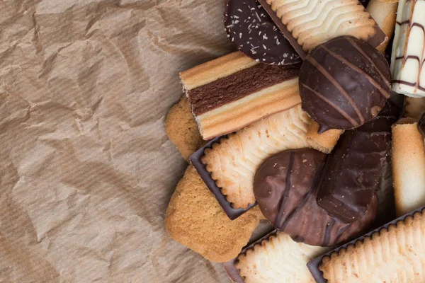 Siyah arka plan üzerine çeşitli kurabiyeler. Kahvaltı, Kahvaltı ve öğle yemeği için lezzetli sabah aperatifler. Apetisant, tatlı ve fast food