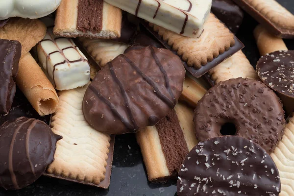 Siyah arka plan üzerine çeşitli kurabiyeler. Kahvaltı, Kahvaltı ve öğle yemeği için lezzetli sabah aperatifler. Apetisant, tatlı ve fast food