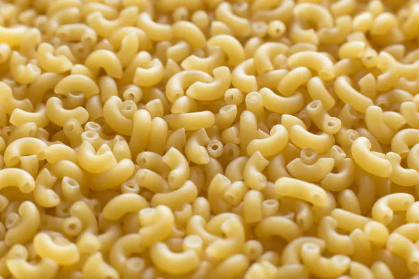 Pasta fundo close-up cru. Delicioso ingrediente seco não cozido para pratos tradicionais da cozinha italiana. Formas de variedade texturizadas. Vista superior. Espaço de cópia — Fotografia de Stock