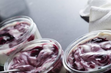 Yoğurt karanlık mermer arka plan üzerinde karışım cam kase meyve ile. Doğal ve sağlıklı meyve, diyet, gurme tatlı granola kahvaltı için. Tatlı yoğurt portre