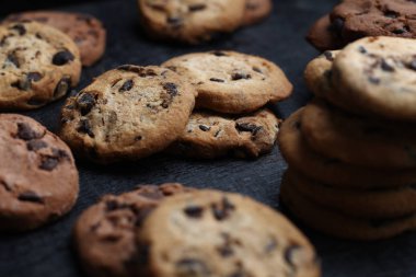 Çikolata ile tanımlama karanlık ahşap arka plan üzerinde chip