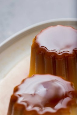 Creme brulee. Geleneksel Fransız ve İtalyan vanilya krem tatlı karamelize şeker. Lezzetli, tatlı, lezzetli yemek. Kopya alanı.