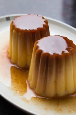 Creme brulee. Geleneksel Fransız ve İtalyan vanilya krem tatlı karamelize şeker. Lezzetli, tatlı, lezzetli yemek. Kopya alanı.