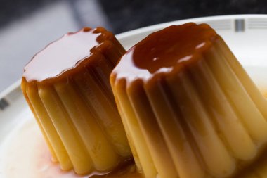 Creme brulee. Geleneksel Fransız ve İtalyan vanilya krem tatlı karamelize şeker. Lezzetli, tatlı, lezzetli yemek. Kopya alanı.