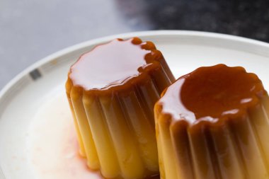 Creme brulee. Geleneksel Fransız ve İtalyan vanilya krem tatlı karamelize şeker. Lezzetli, tatlı, lezzetli yemek. Kopya alanı.