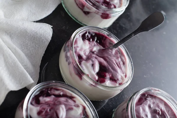Yoğurt karanlık mermer arka plan üzerinde karışım cam kase meyve ile. Doğal ve sağlıklı meyve, diyet, gurme tatlı granola kahvaltı için. Tatlı yoğurt portre