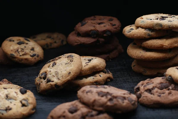 Çikolata ile tanımlama karanlık ahşap arka plan üzerinde chip