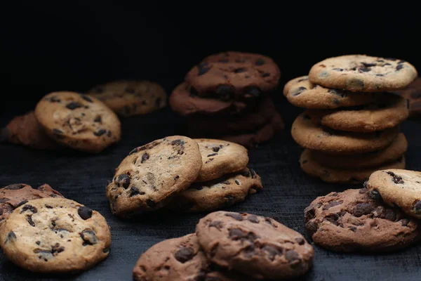 Cookies avec pépites de chocolat sur fond bois foncé — Photo