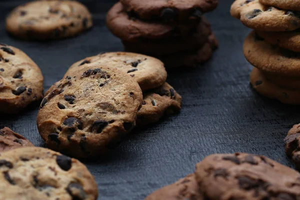 Cookies avec pépites de chocolat sur fond bois foncé — Photo