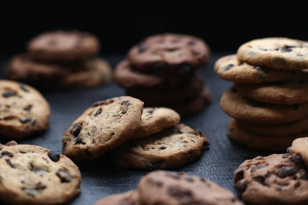Cookies avec pépites de chocolat sur fond bois foncé — Photo