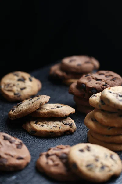 Cookies avec pépites de chocolat sur fond bois foncé — Photo