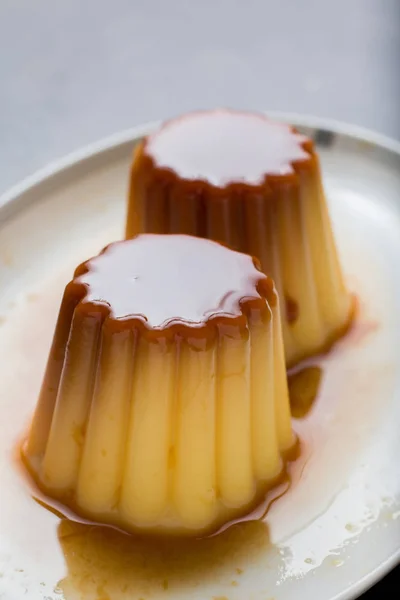 Creme brulee. Tradiční francouzské a italské vanilkové smetanový dezert s karamelizovaným cukrem. Chutné, sladké, chutné jídlo. Kopírovat prostor. — Stock fotografie
