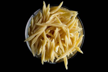 Makarna ham closeup arka plan. Geleneksel İtalyan mutfağı yemek için lezzetli kuru pişmemiş madde. Çeşitli şekiller dokulu. Üstten Görünüm. Kopya alanı