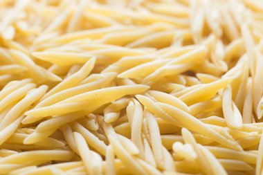 Makarna ham closeup arka plan. Geleneksel İtalyan mutfağı yemek için lezzetli kuru pişmemiş madde. Çeşitli şekiller dokulu. Üstten Görünüm. Kopya alanı