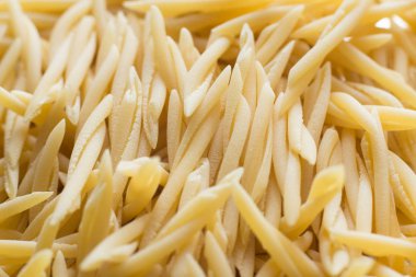 Makarna ham closeup arka plan. Geleneksel İtalyan mutfağı yemek için lezzetli kuru pişmemiş madde. Çeşitli şekiller dokulu. Üstten Görünüm. Kopya alanı