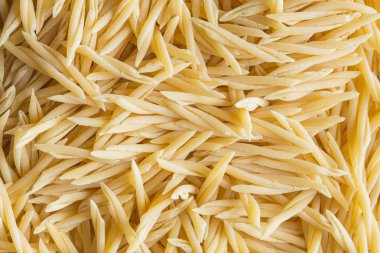 Makarna ham closeup arka plan. Geleneksel İtalyan mutfağı yemek için lezzetli kuru pişmemiş madde. Çeşitli şekiller dokulu. Üstten Görünüm. Kopya alanı