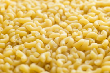 Makarna ham closeup arka plan. Geleneksel İtalyan mutfağı yemek için lezzetli kuru pişmemiş madde. Çeşitli şekiller dokulu. Üstten Görünüm. Kopya alanı