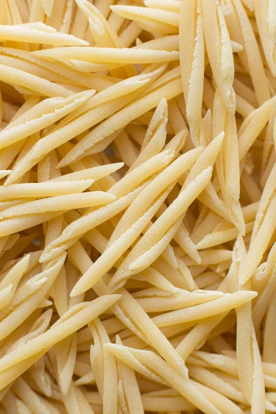 Makarna ham closeup arka plan. Geleneksel İtalyan mutfağı yemek için lezzetli kuru pişmemiş madde. Çeşitli şekiller dokulu. Üstten Görünüm. Kopya alanı