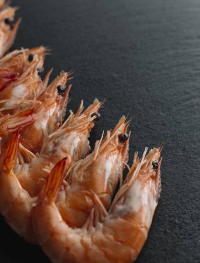 Siyah arka plan üzerine karides. Lezzetli deniz ürünleri meze haşlama veya ızgara baharatlar ile servis. Yakın çekim. Üstten Görünüm