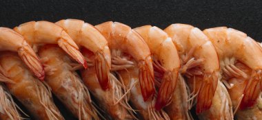 Siyah arka plan üzerine karides. Lezzetli deniz ürünleri meze haşlama veya ızgara baharatlar ile servis. Yakın çekim. Üstten Görünüm