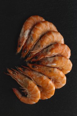 Siyah arka plan üzerine karides. Lezzetli deniz ürünleri meze haşlama veya ızgara baharatlar ile servis. Yakın çekim. Üstten Görünüm