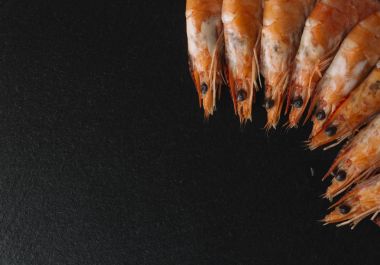 Siyah arka plan üzerine karides. Lezzetli deniz ürünleri meze haşlama veya ızgara baharatlar ile servis. Yakın çekim. Üstten Görünüm