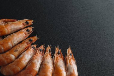 Siyah arka plan üzerine karides. Lezzetli deniz ürünleri meze haşlama veya ızgara baharatlar ile servis. Yakın çekim. Üstten Görünüm