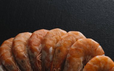 Siyah arka plan üzerine karides. Lezzetli deniz ürünleri meze haşlama veya ızgara baharatlar ile servis. Yakın çekim. Üstten Görünüm